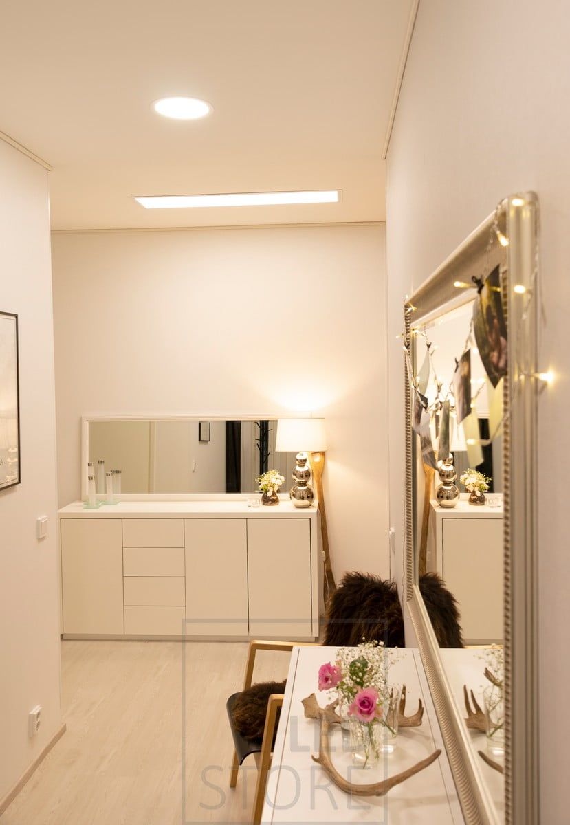 General lighting combining a circular LED ceiling and a large 300×1200 LED panel. The lighting is efficient and uniform. Ledstore.fi